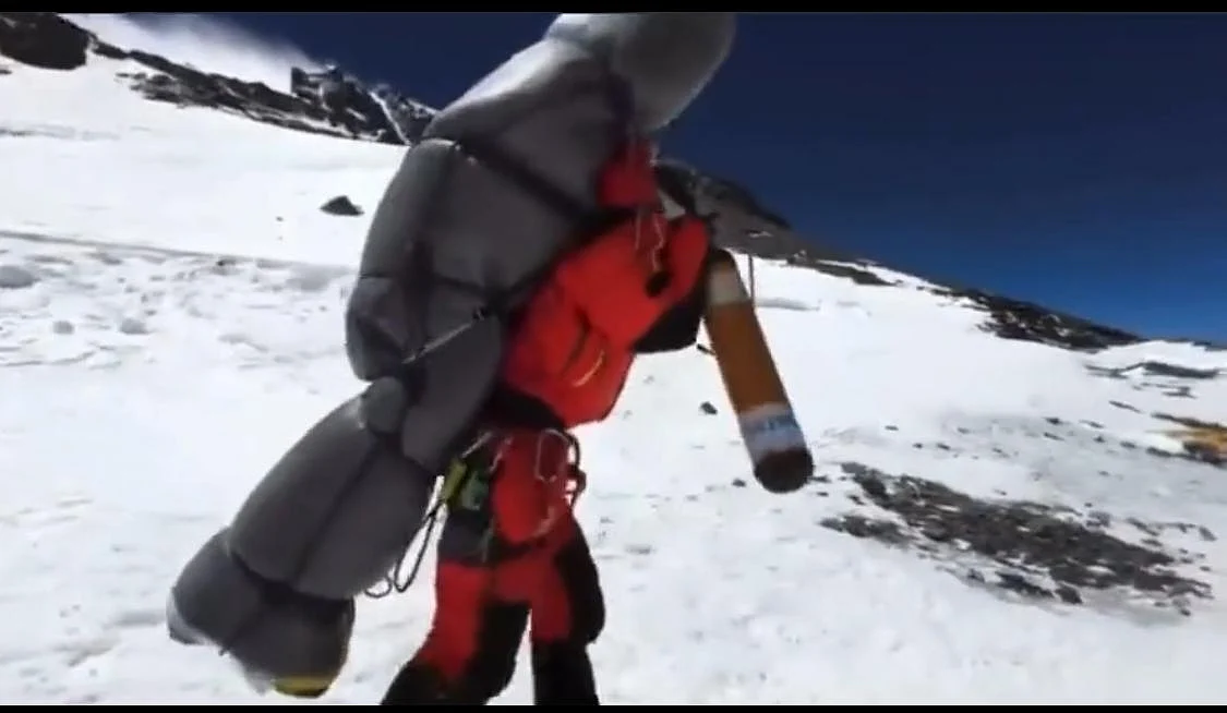 Nepali Sherpa's Heroic Act: Saving Dying Climber on Mt. Everest Goes Viral | Twitter Video Screengrab (@JoePompliano)