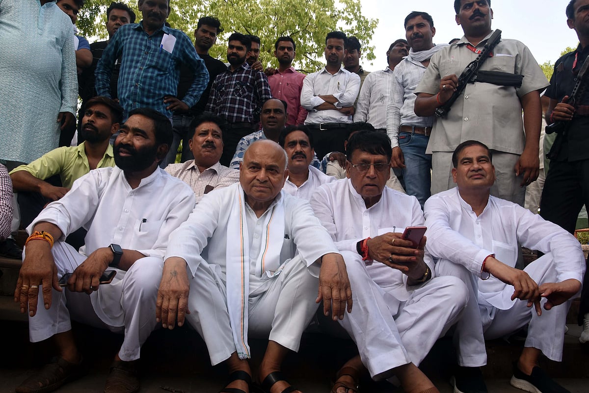 Bhopal: Denied Entry Into Satpura Bhawan, LoP & Cong MLAs Stage Sit-In 