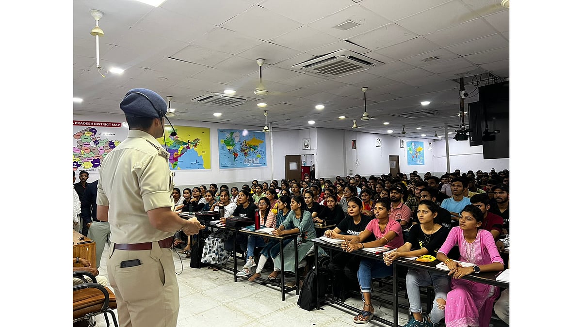 Indore: Police Hold Awareness Programme At Coaching Classes    