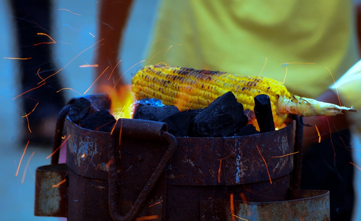 5 Iconic Places To Sit And Enjoy Your Bhutta In Mumbai This Monsoon