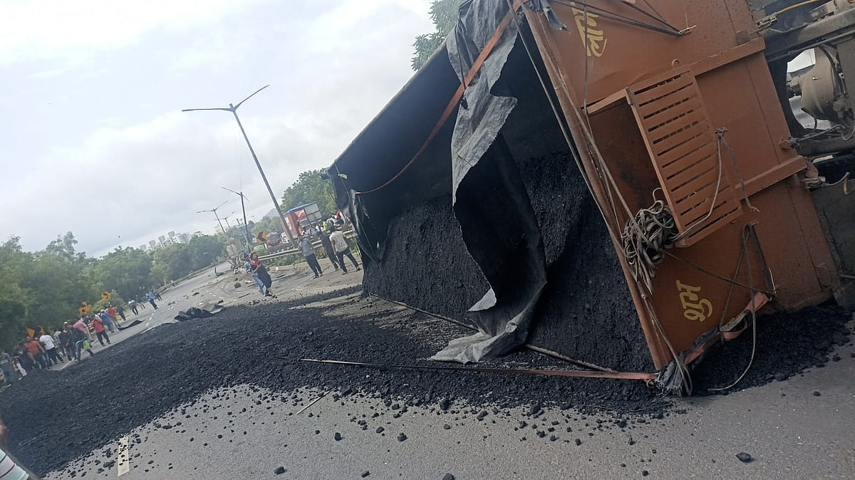Pune: Truck Carrying Coal Overturns Near Navale Bridge Leads To Traffic Jam