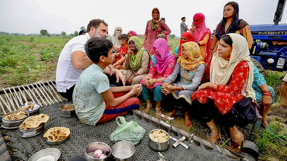 Congress leader Rahul Gandhi sharing meal with farmers in Haryana.