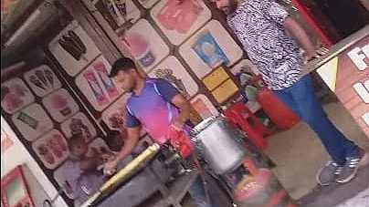 Khadki: Unauthorized Food Stalls Surge, Raising Concerns Alongside Domestic Cylinder Misuse |