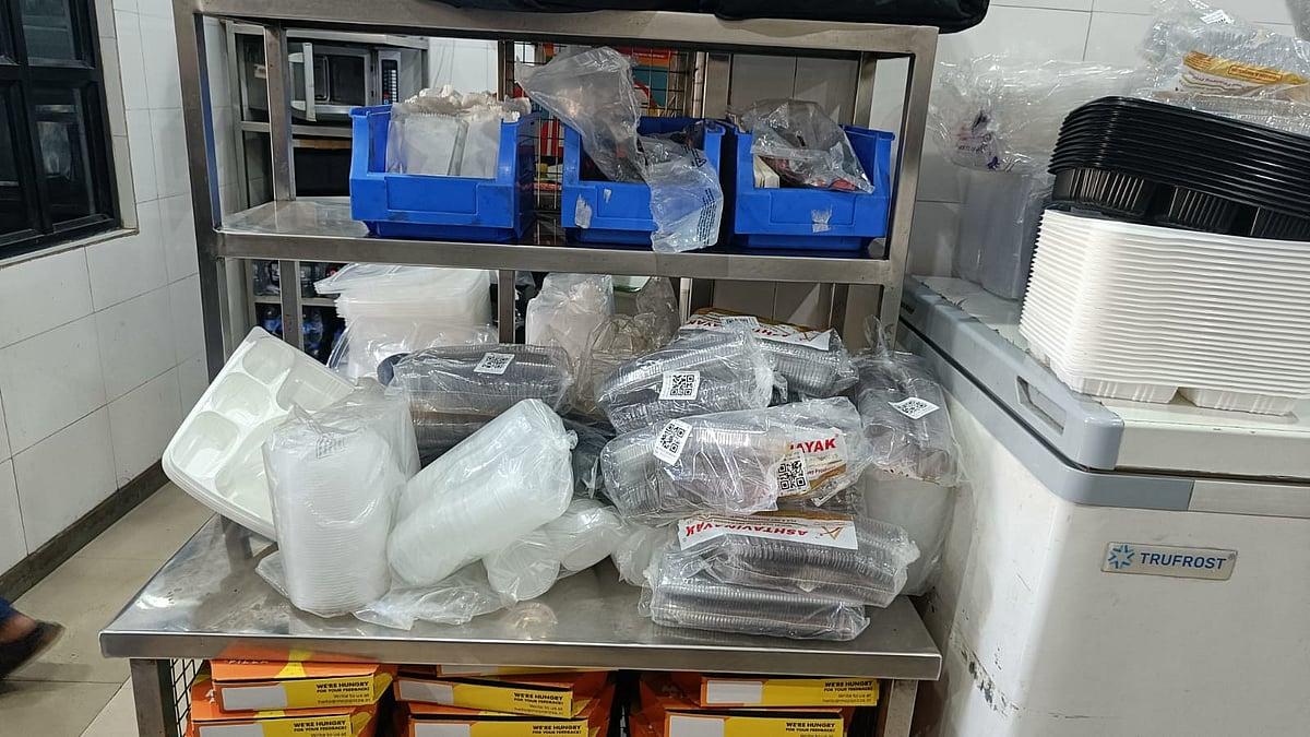 Navi Mumbai: Airoli Ward Officials Collect ₹30,000 Fine From Shops For Using Banned Plastic