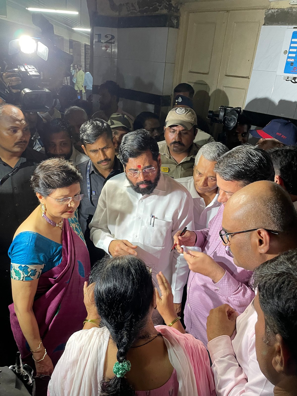 Maharashtra CM Eknath Shinde Visits KEM Hospital, Promises Enhanced Healthcare and Swift Solutions
