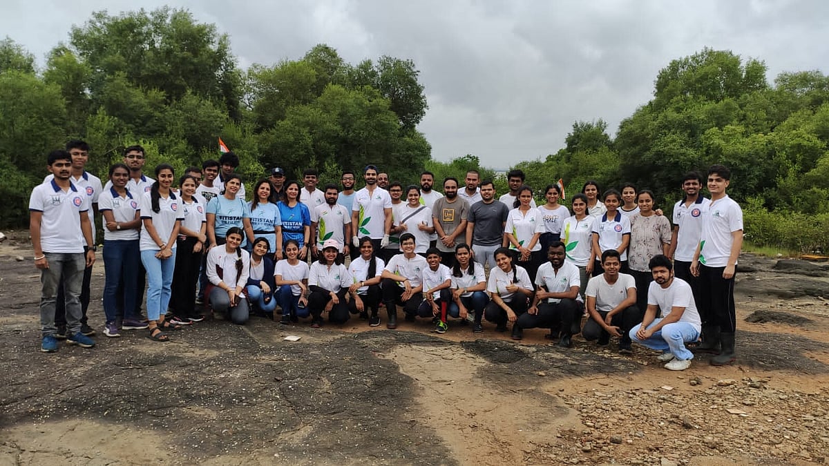 Environment Life Foundation (ELF) volunteers with actor Ashmit Patel |