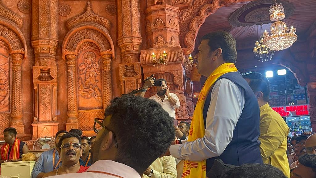 Pune: Devendra Fadnavis Performs Aarti At Dagdusheth Halwai Ganpati Pandal; See Pics |