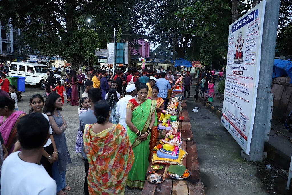 Of the total immersions, 7211 household idols and 25 public mandals were immersed at 22 natural immersion sites. 