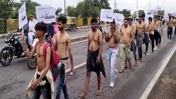 Indore: Candidates Stage Half-naked Demonstration Over Backlog Recruitments In Agriculture Department