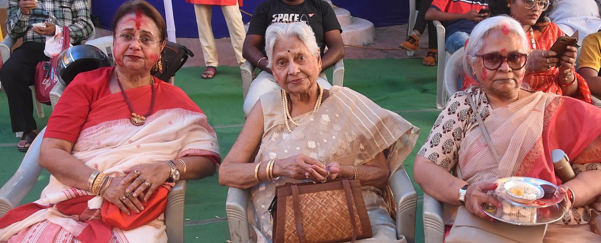 93-year-old Indira Bahaduri (centre), mother of Jaya Bachchan with her daughter Neeta ( right) and Rita (left )