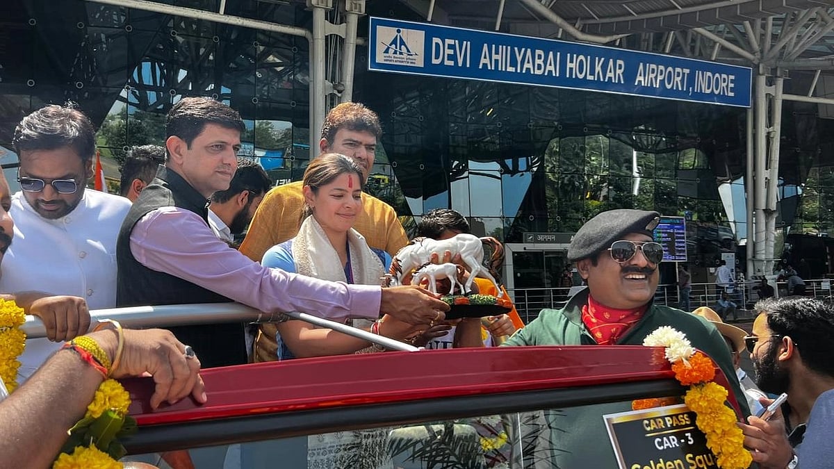 Indore: Mayor Pushyamitra Bhargav Welcomes Equestrian Gold-Medalist Sudipti Hajela As She Returns Home