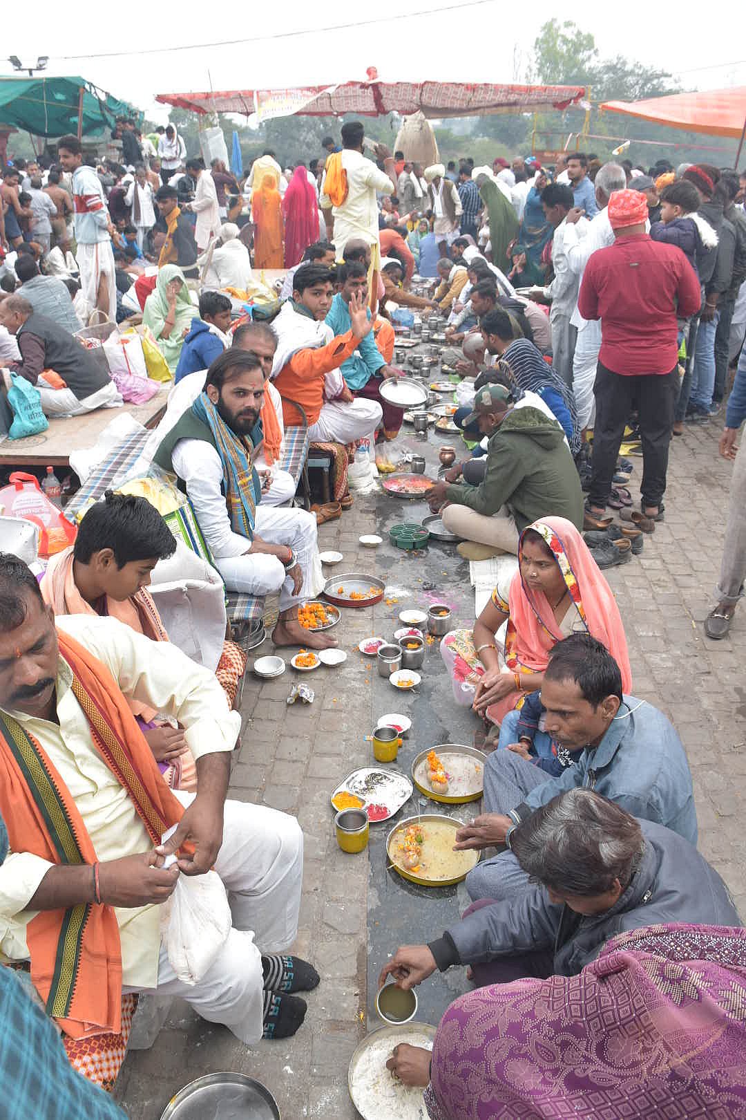 Devotees perform pind daan rituals at Siddhvat Ghat