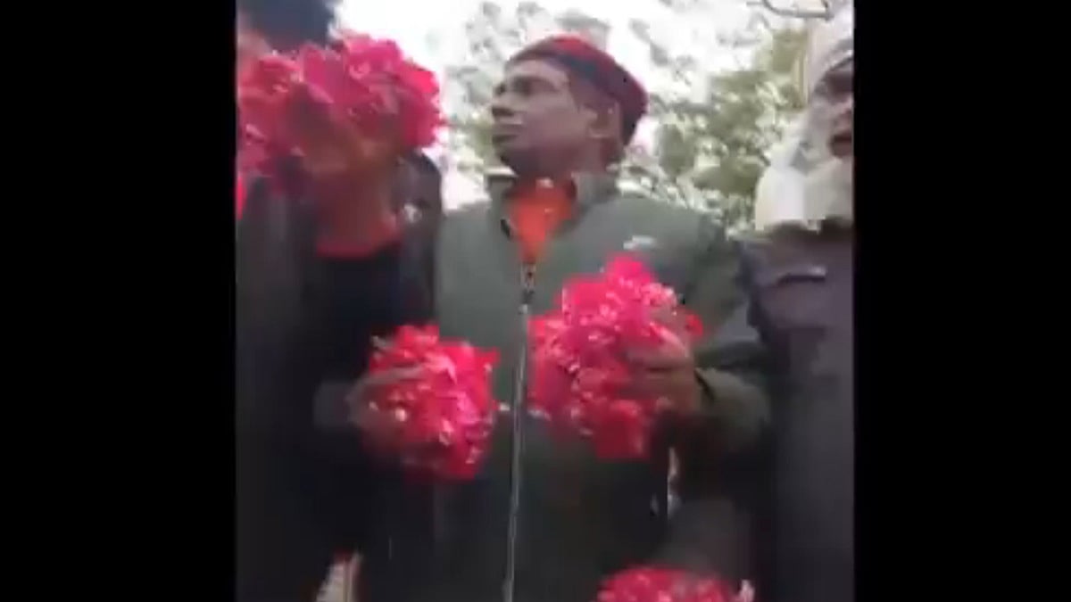 Iqbal Ansari, Ex-Litigant In Babri Masjid-Ram Janmbhoomi Case, Welcomes PM Narendra Modi In Ayodhya, Showers Flowers On His Convoy (Video)