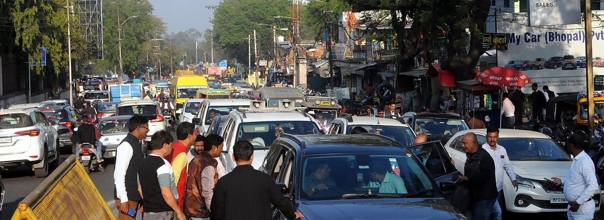 Traffic congestion around Raj Bhavan during oath ceremony