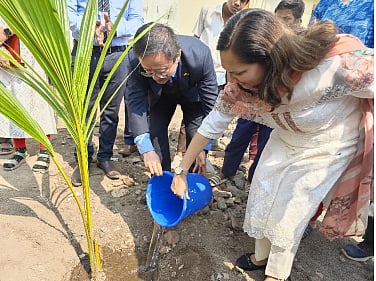 Consul General Kong Xianhua, Solapur Municipal Commissioner Ms. Sheetal Teli Ugale, Yapp India CEO Chen huazhu inaugurate the infrastructure project