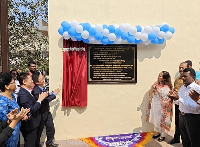Consul General Kong Xianhua, Solapur Municipal Commissioner Ms. Sheetal Teli Ugale, Yapp India CEO Chen huazhu unveil the plaque