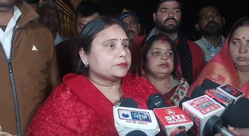 MP: Gwalior Mayor Shobha Sikarwar Returns Municipal Corporation's Car Citing Poor Financial Condition Of The Civic Body (WATCH)