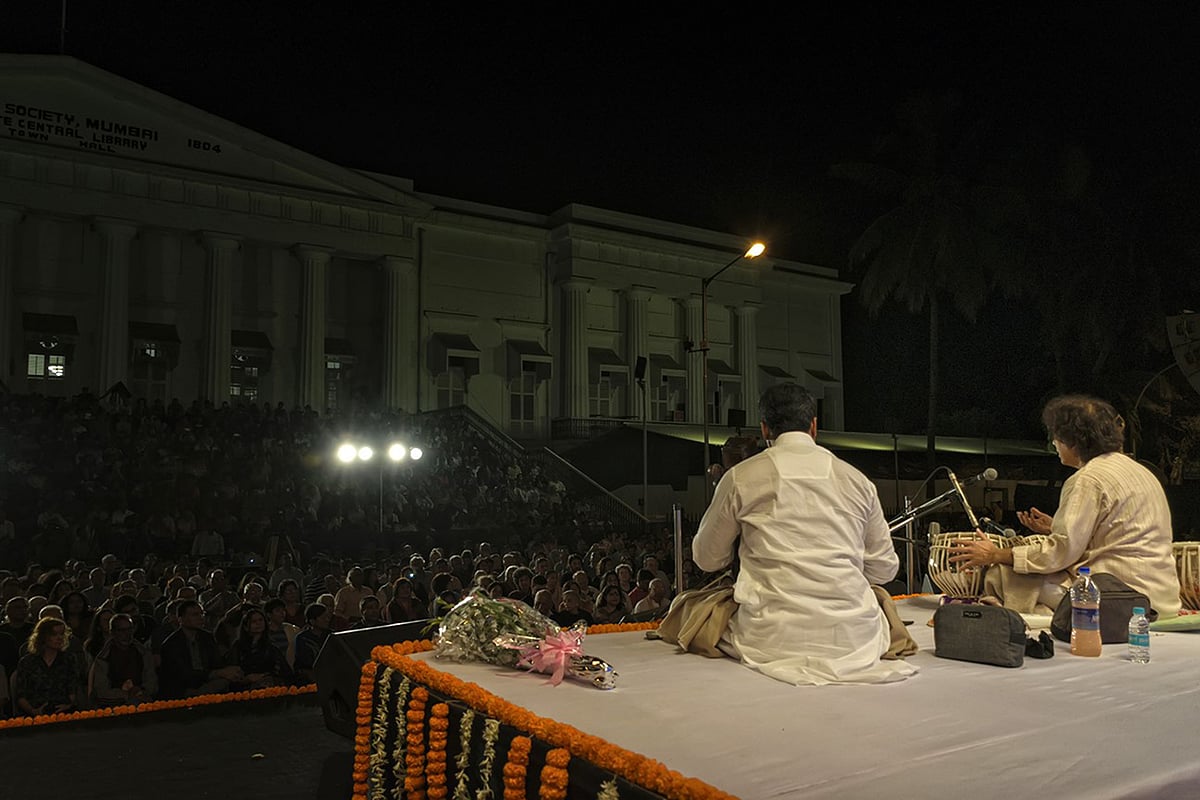 A Mumbai Sanskriti performance in progress in front of the Asiatic Society