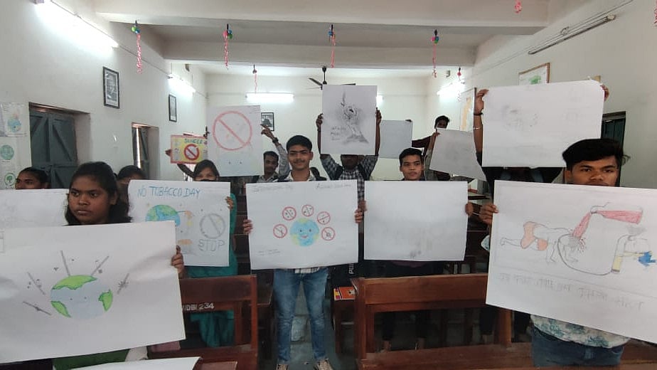 On the eve of National Youth Day, a college level painting competition was organized in Durga Mahavidyalaya Raipur on Thursday on the subject ‘Tobacco Free Youth, Tobacco Free Bharat.  | Avdhesh Malik