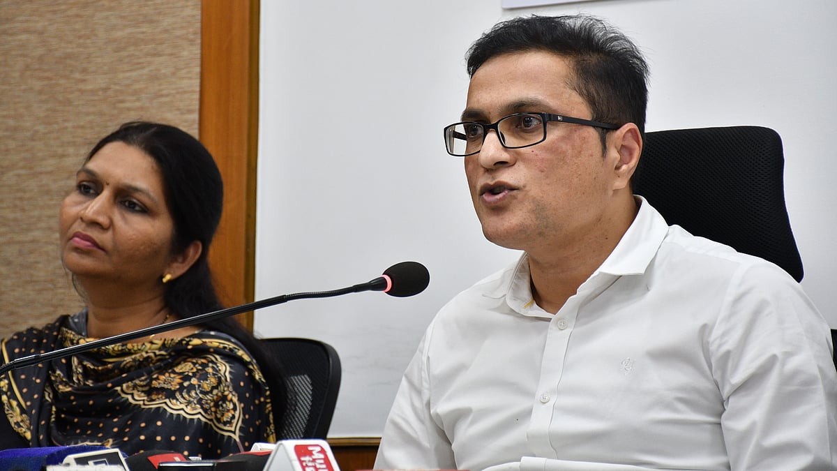DCP cyber crime D Swamy briefs media on Monday, January 8, 2023, about a woman defrauded of Rs 4.56 crore.
