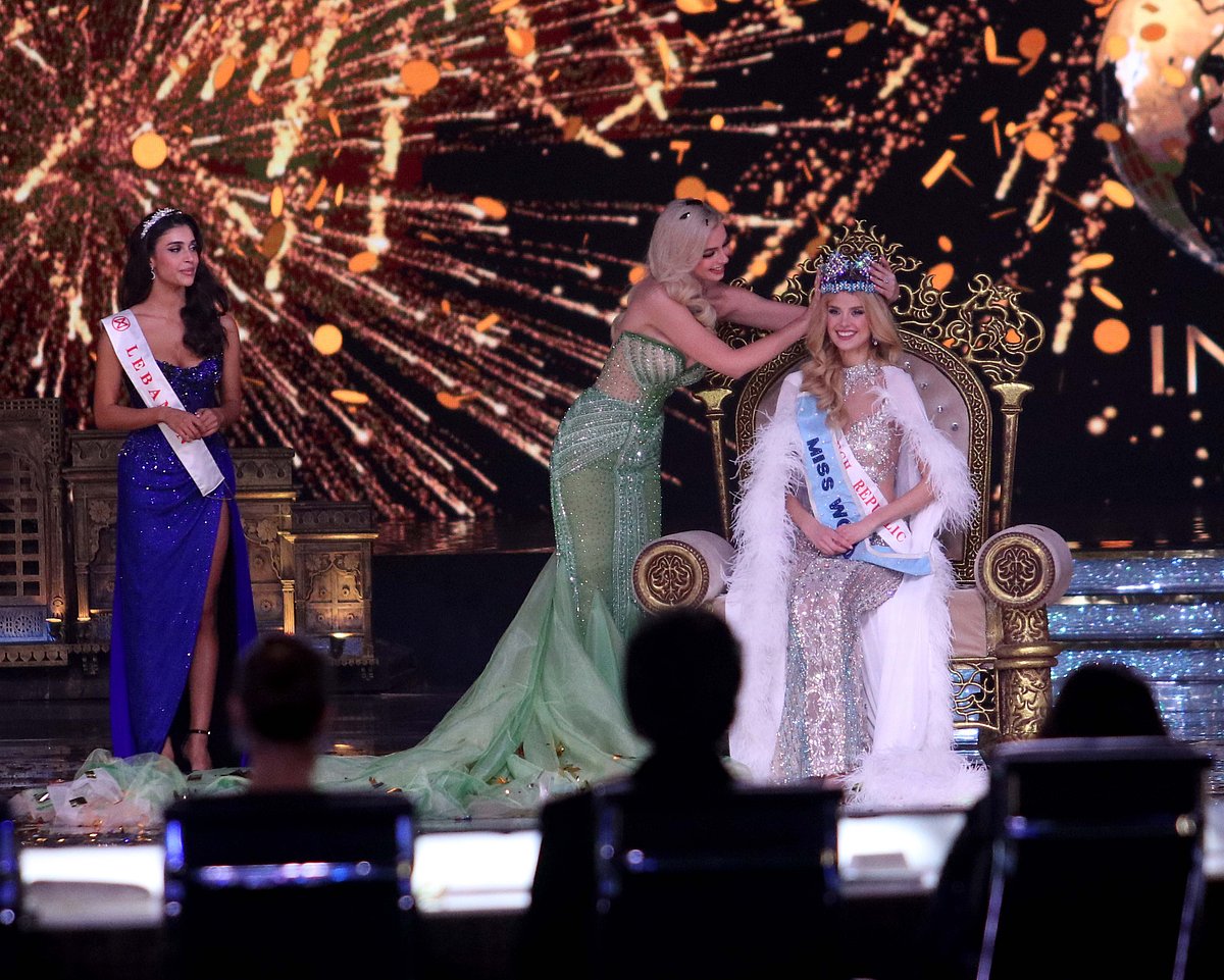Karolina Bielawska of Poland crowns her successor, Krystyna Pyszková, of the Czech Republic, winner
of the 71st Miss World Competition at the Bandra Kurla Complex 