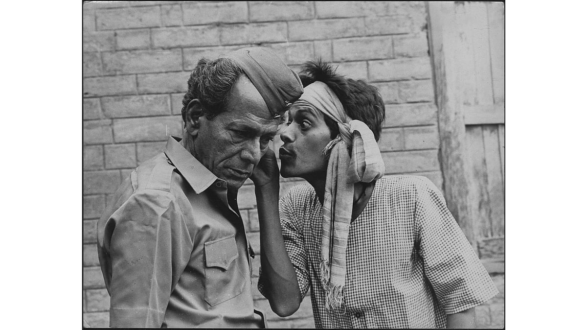 Theatre Doyen Habib Tanvir (left) and Deepak Tiwari in Charandas Chor at Bharat Bhavan
in November 1991