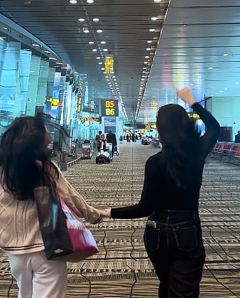 Delighted duty-free shoppers at Singapore Changi Airport. Screenshot courtesy: Instagram/changiairport