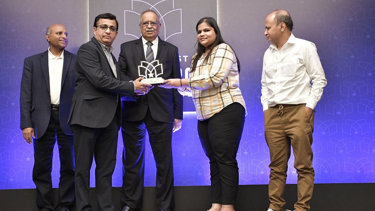 (L-R) Srinivasan Vaidyanathan, CFO, HDFC Bank, Hiral Raja, Associate Vice President, Accounts, Shared Services & Taxation accepting awards from M. Damodaran, Former SEBI Chairman, Suhas Joshi, Head- Sustainability, Bayer