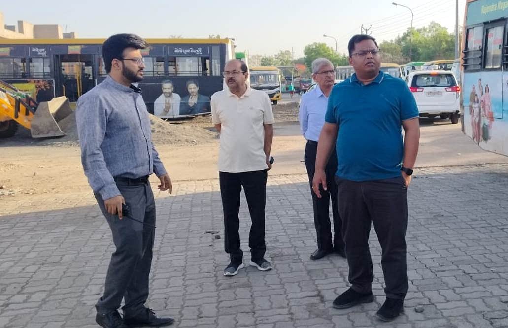 Indore Municipal Corporation Chief Inspects City Bus Depots 

