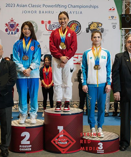 Farhanna Farid with her gold medal at the 2023 APF Asian Classic Championships, held in Malaysia. Photo courtesy: Instagram/farhannafariddd