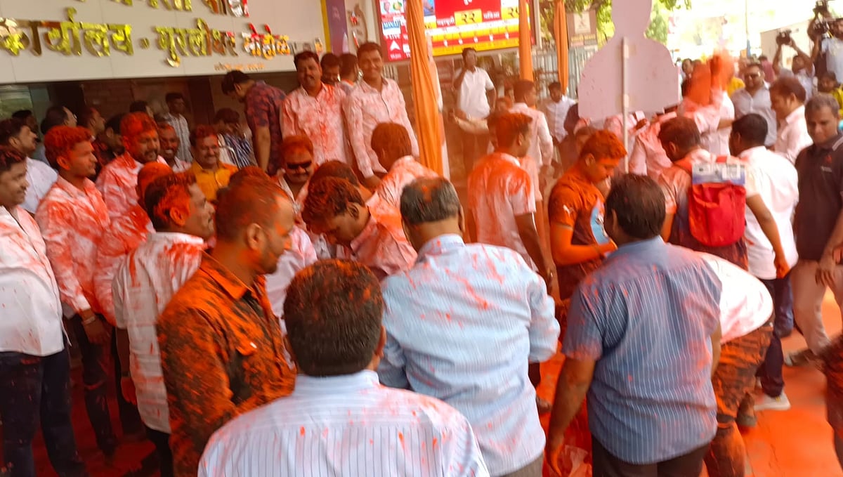 Pune: BJP Workers Celebrate as Early Trends Show Murlidhar Mohol Leading Over Congress' Ravindra Dhangekar (VIDEO) |