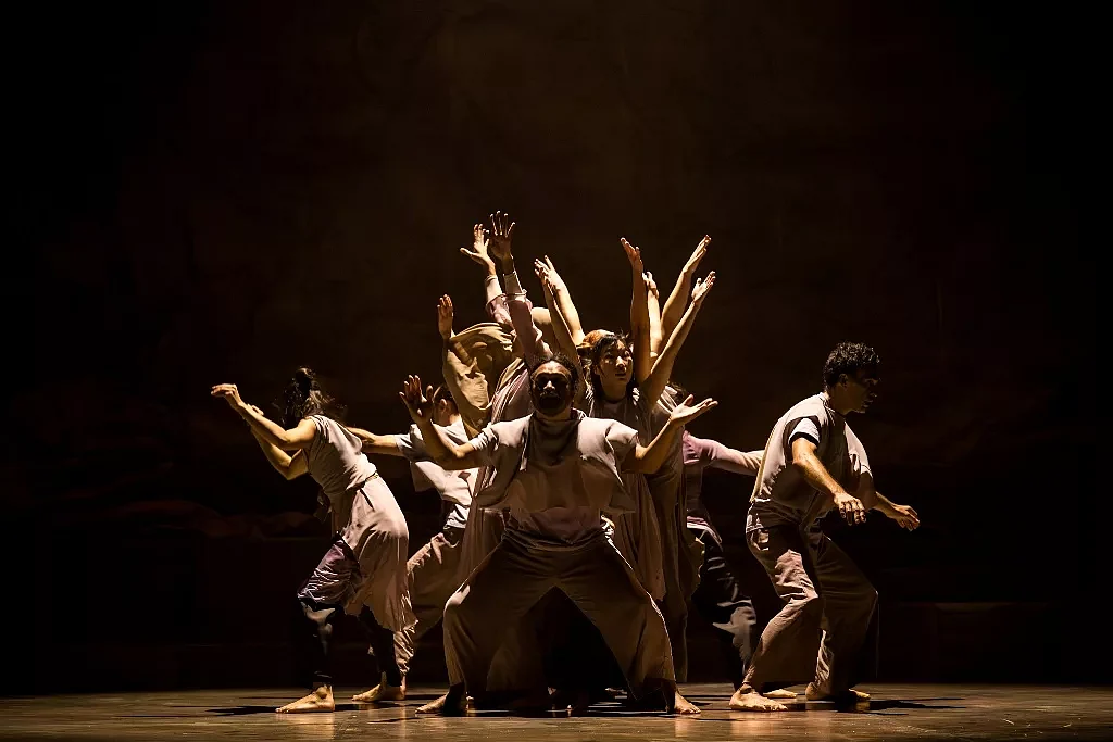 SUARA / ORO RUA (left) sees Singapore vocalists and dancers from Aotearoa move in unison as they explore what expression can be in a post-human world. Photo courtesy: Moonrise Studio, courtesy of Arts House Limited