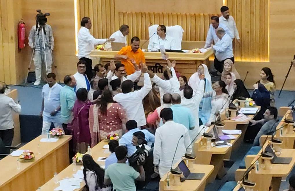 Caption BJP and Congress corporators protest in the well of the House |