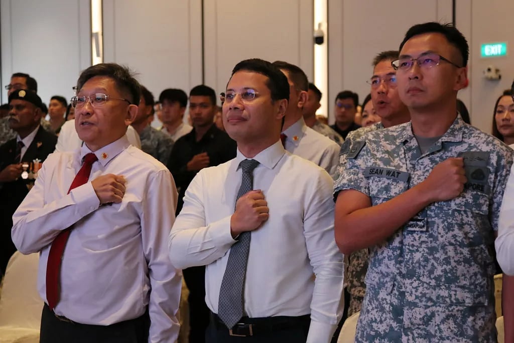 Minister for National Development and Minister-in-Charge of Social Services Integration Desmond Lee (centre) reciting the SAF Pledge with NSmen, employers and senior SAF commanders at the South/CBD Zone CRC. Photo courtesy: MINDEF Singapore
