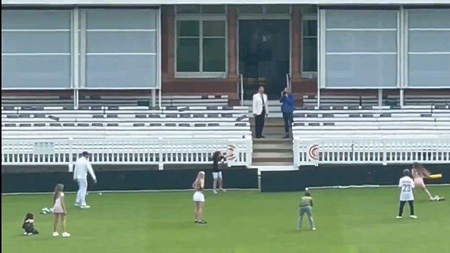 James Anderson playing with Kids  | Credits: ESPN Cricinfo Twitter 