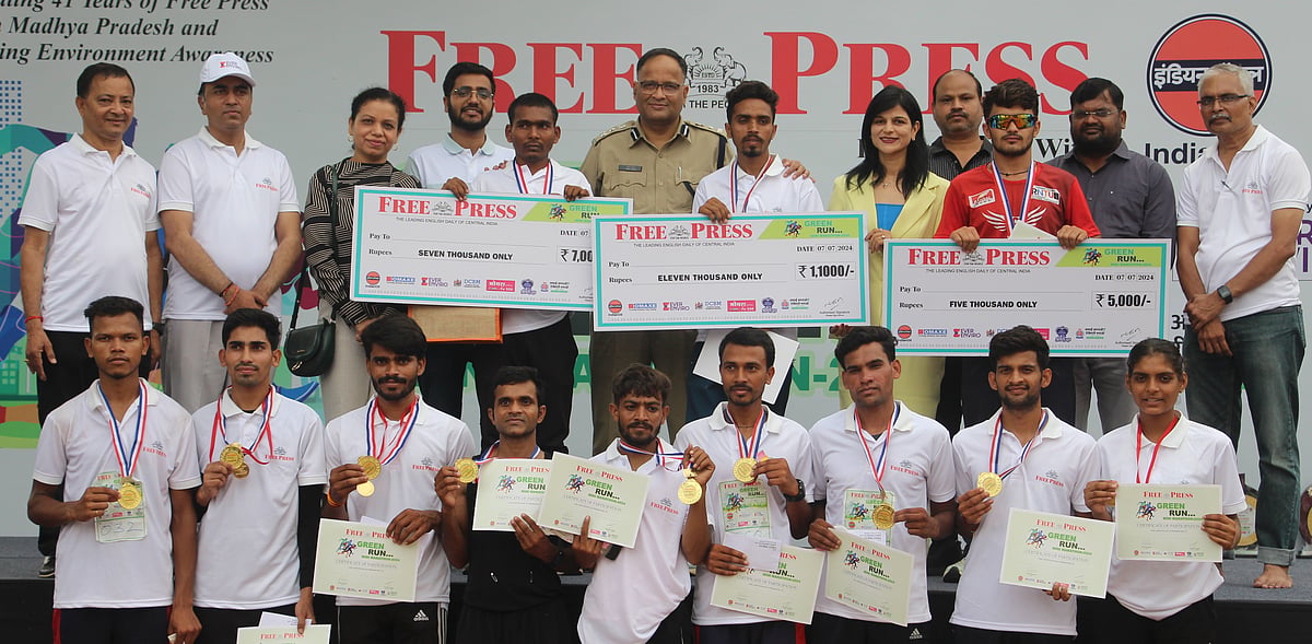 Winners pose for a photo with Director in-charge of Free Press Pravin Nagar; Priyanka Goswami, lead marketing and communication EverEnviro Resource Management Pvt Ltd; Additional Commissioner of Police, Indore, Amit Singh; Dr Sonal Sisodia, principal of Daly College of Business Management; Pulkit Khandelwal, director Shreedhi Milk Products; Vineet Sharma, president (business head) Omaxe Ltd; General Manager of Free Press Vivek Barve; and other dignitaries.