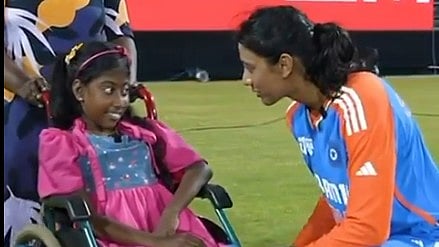 Smriti Mandhana meets young fan. | (Credits: Screengrab)