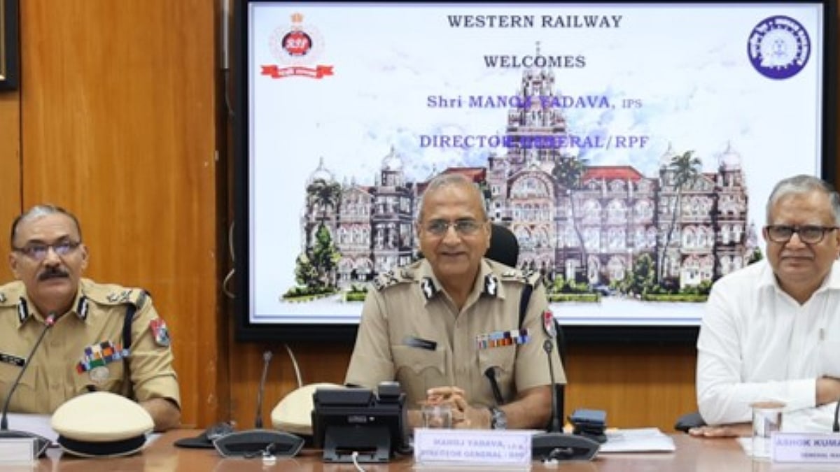 Glimpses of various activities held during DG RPF Shri Manoj Yadava with PC Sinha, Principal Chief Secretary Commissioner of WR and Ashok Misra, General Manager of WR. | 