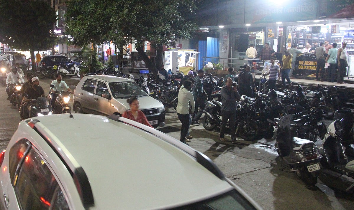 Traffic congestion outside Anand Bazaar liquor shop  | PINTU NAMDEV