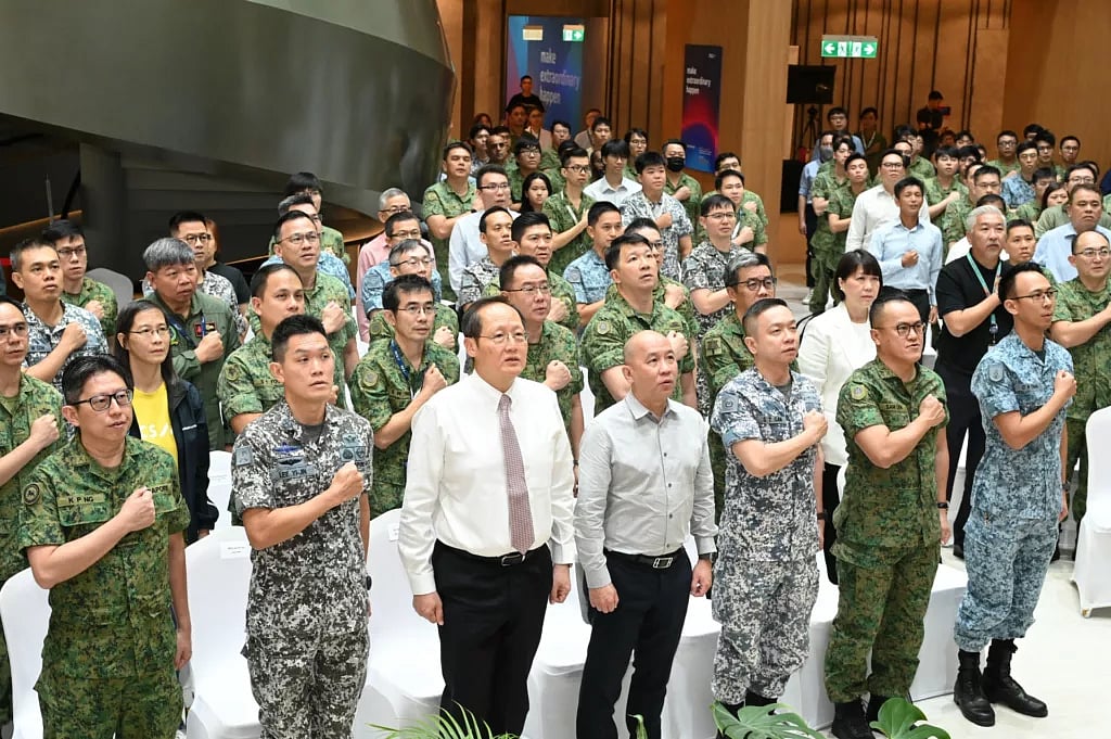 Minister for Manpower and Second Minister for Trade and Industry Dr Tan See Leng (third from left) reciting the SAF Pledge with NSmen, employers and senior SAF commanders at the West Zone CRC. Photo courtesy: MINDEF Singapore