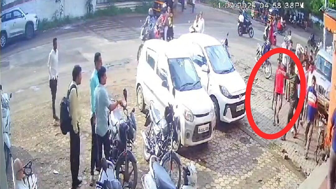 Koyta Gang in Nashik? Group Attempts Attack on Former APMC Chairman’s Son in Lekha Nagar (VIDEO) | 