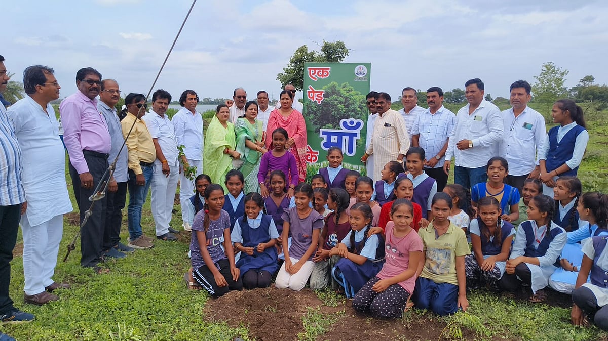 Officials and students during plantation drive in Khandwa
|