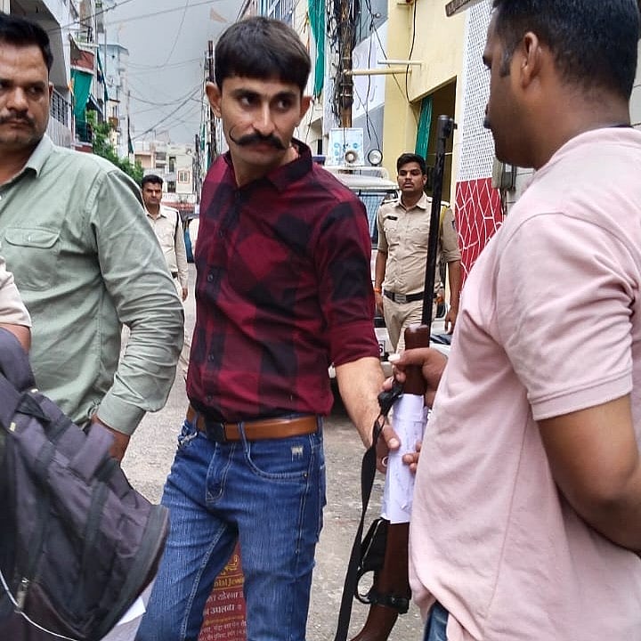 Cops with the rifle used in bank robbery | 