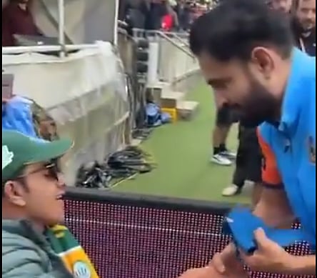 Irfan Pathan interacts with a young Pakistan fan. | (Credits: Screengrab)