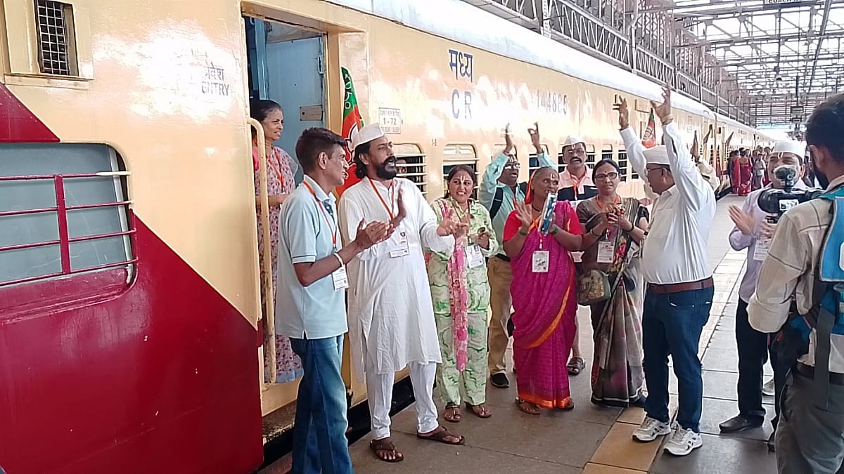 Mumbai: Special Train To Pandharpur Departs From CSMT On Ashadi Ekadashi Amid Divine Chants Of 'Vitthal Vitthal' By Devotees | 