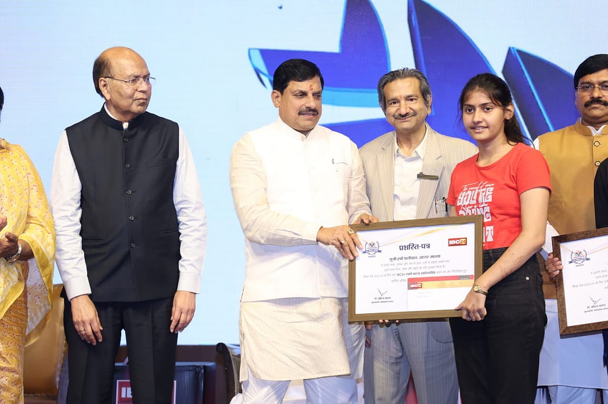 Chief Minister Mohan Yadav felicitating Harsha Paliwal  | FP Photo