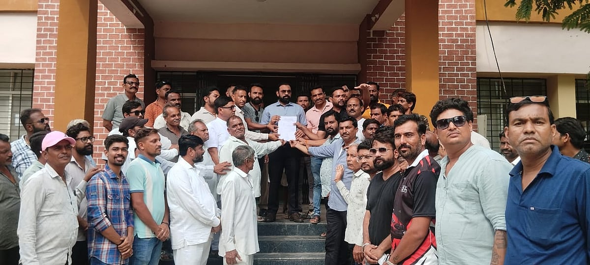 A memorandum was handed over to the SDM | FP photo