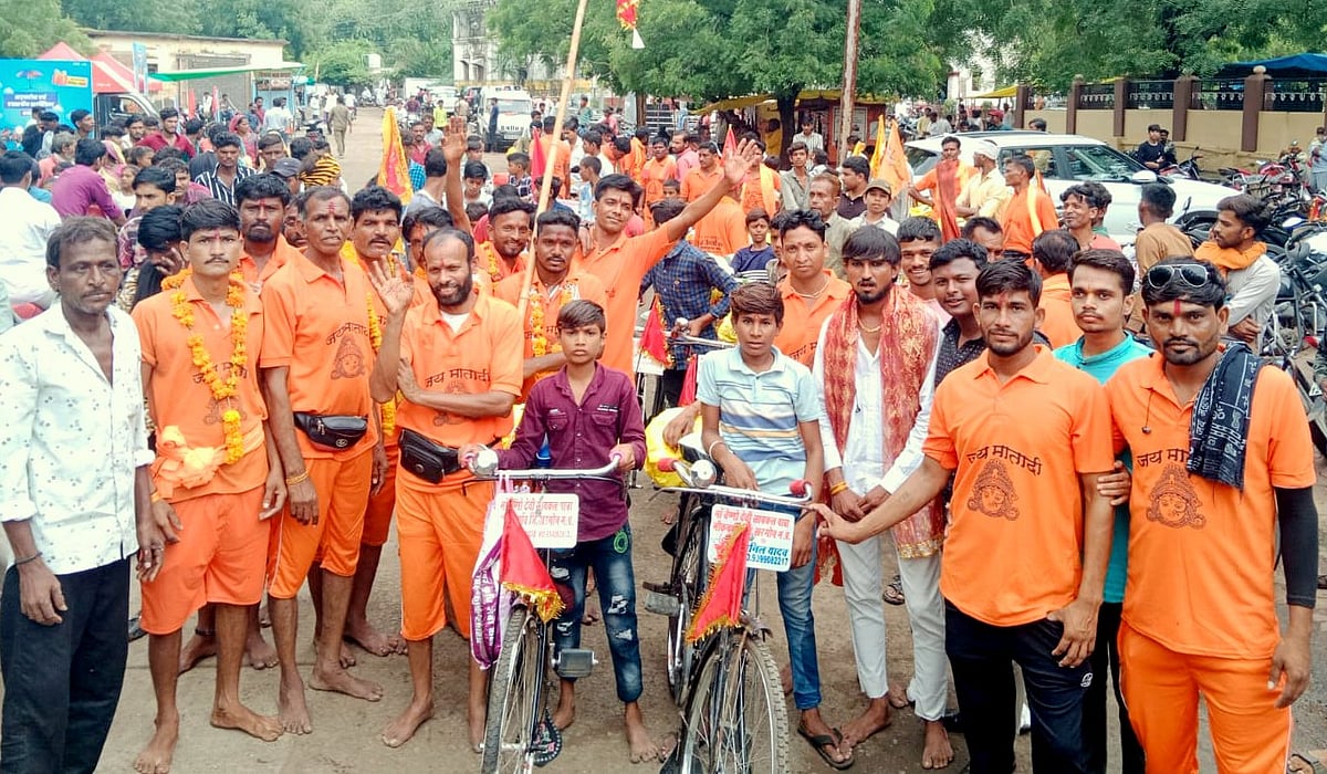 Group of cyclists | Picasa