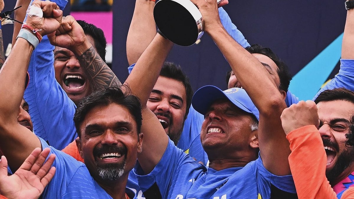 Rahul Dravid with the T20 World Cup trophy | Credits: Twitter