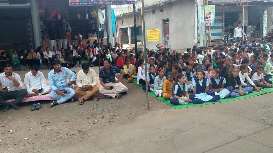 Villagers and students protesting shortage of teachers  | FP Photo